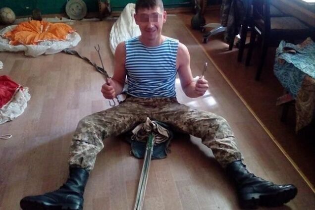 В военной части Запорожской области избили солдата и заставили его прибить к дереву свой телефон