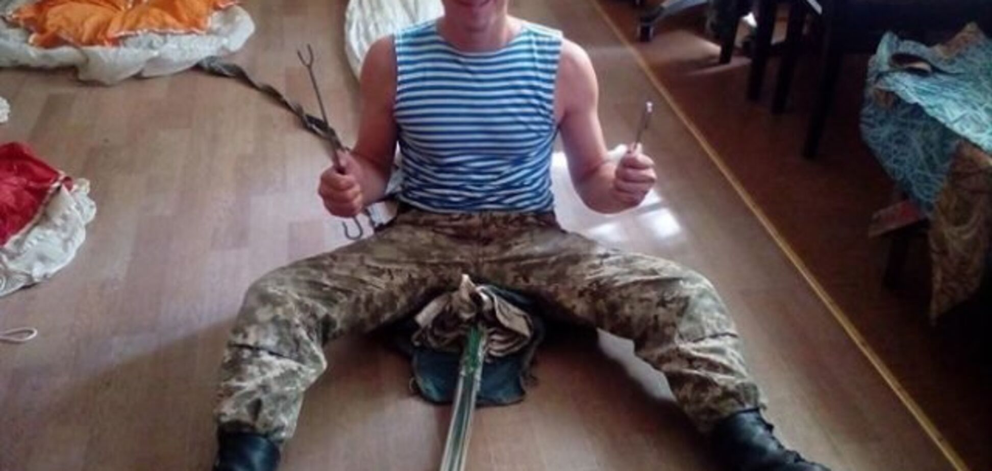 В военной части Запорожской области избили солдата и заставили его прибить к дереву свой телефон