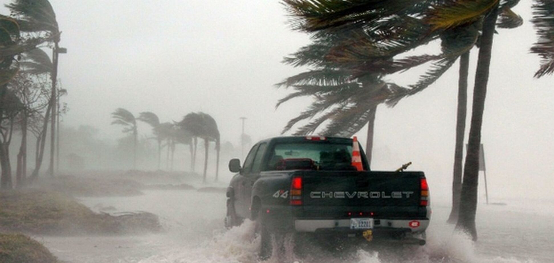 На США насувається потужний ураган: пекельну воронку показали з космосу