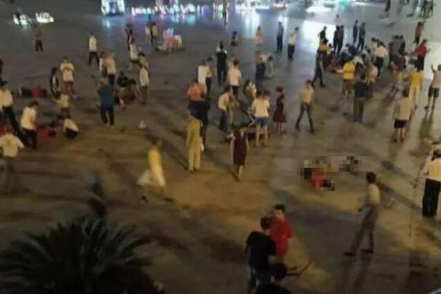 В Китае смертельно больной на внедорожнике протаранил толпу: 9 погибших, 43 раненых