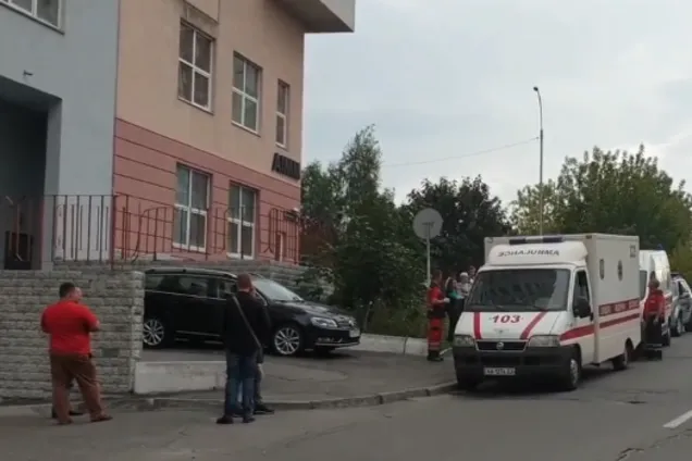 Кеды отлетели на 20 метров: в Киеве подросток выпал из окна при загадочных обстоятельствах