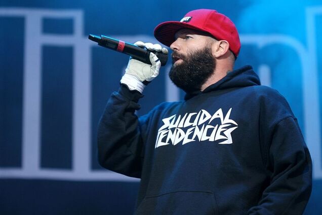 Запрещенная СБУ рок-знаменитость решила бросить жену украинку