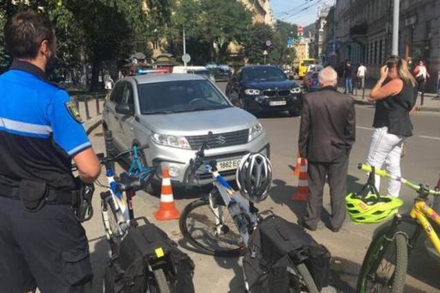 Во Львове женщина-водитель нагло сбила полицейского: опубликовано видео