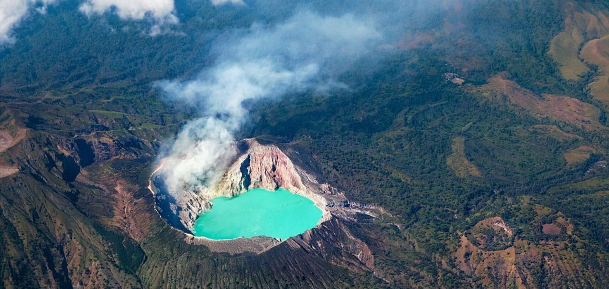 Випалена земля і сірчані озера: як виглядають кратери найстрашніших вулканів