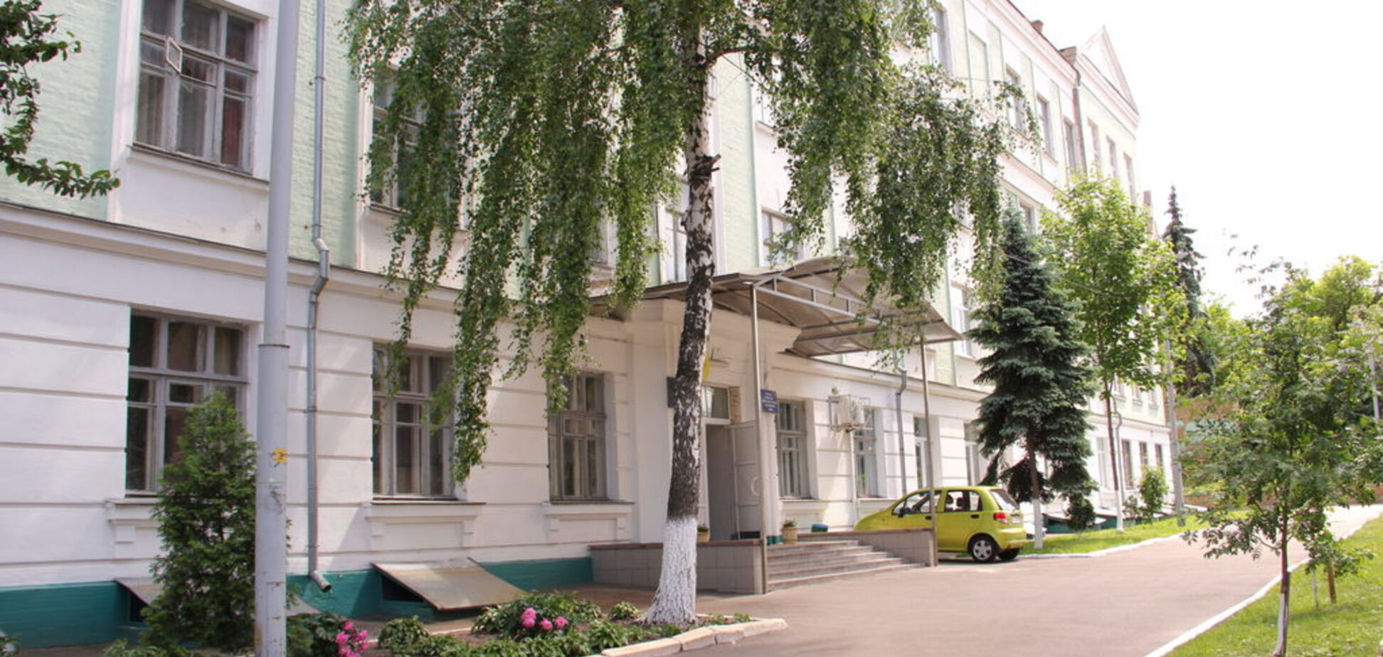 Побив учительку стільцем і ножицями: що відбувається у школі Києва після кривавої різанини