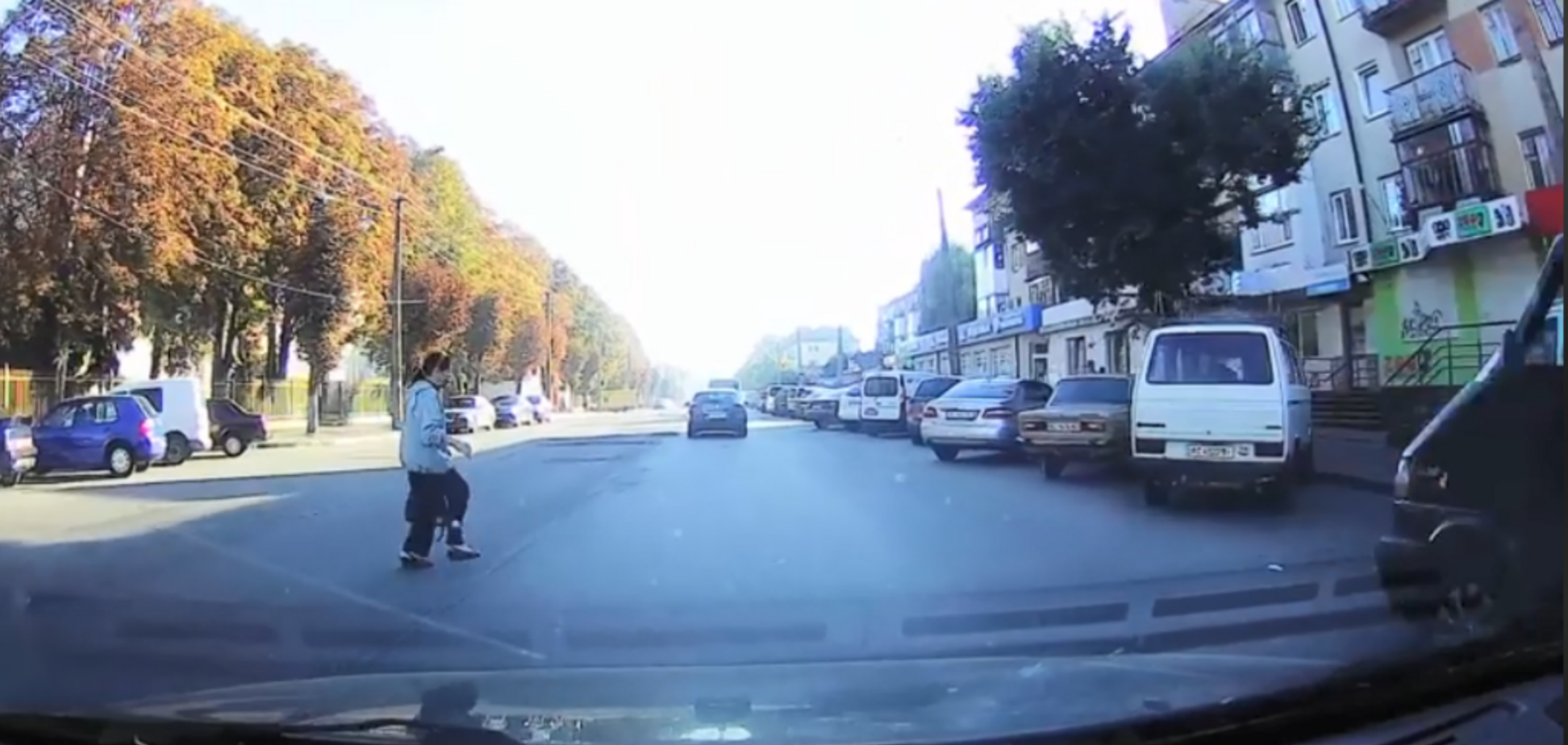 ''Ну и дура'': видео с пешеходом-нарушителем в Луцке разозлило сеть