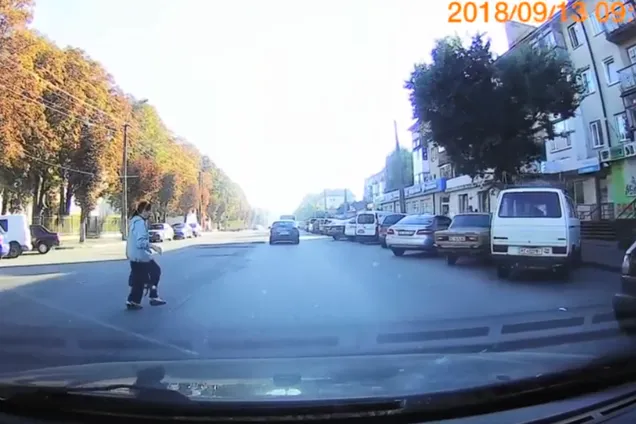 ''Ну і дура'': відео з пішоходом-порушником у Луцьку розлютило мережу