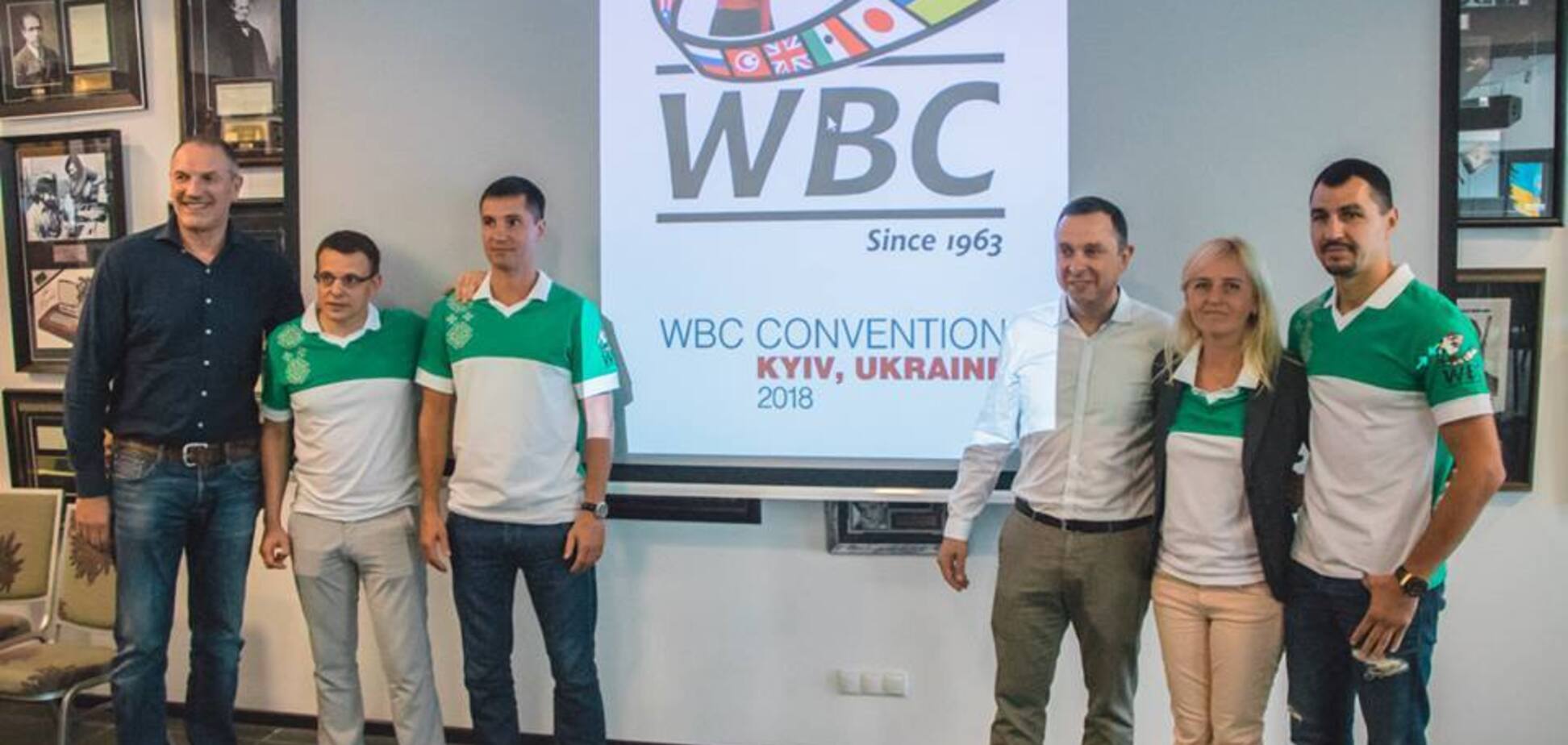 Желто-синий: WBC ради Украины изменил эмблему - фотофакт