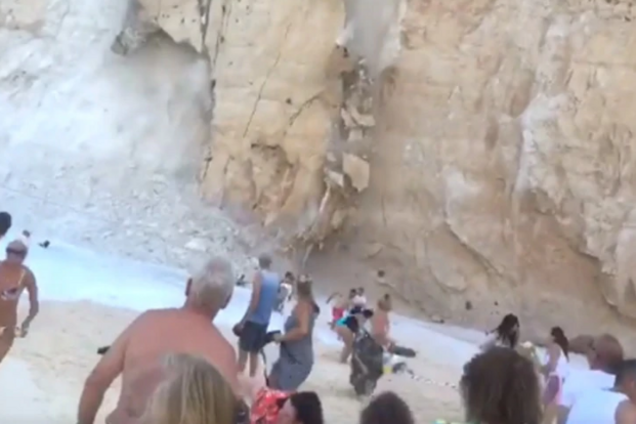 На популярном курорте Греции скала рухнула на туристов: фото и видео ЧП