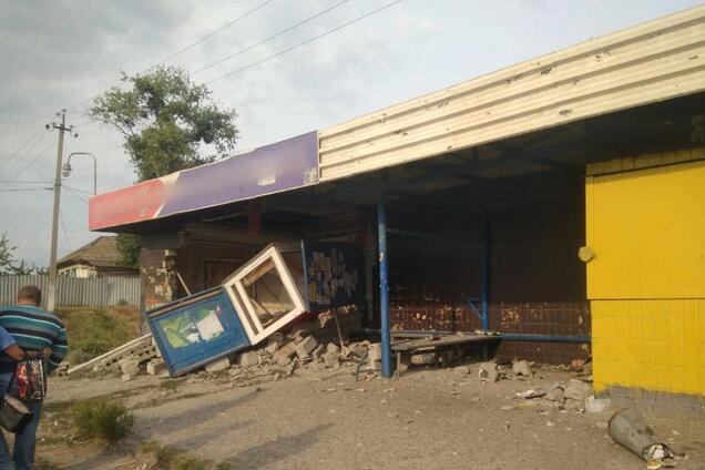 Під Харковом автомобіль на повному ходу влетів у зупинку: є жертви