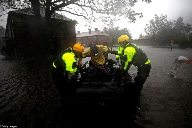 Сокрушительный ураган ударил по США: стало известно о первых жертвах. Новые фото и видео