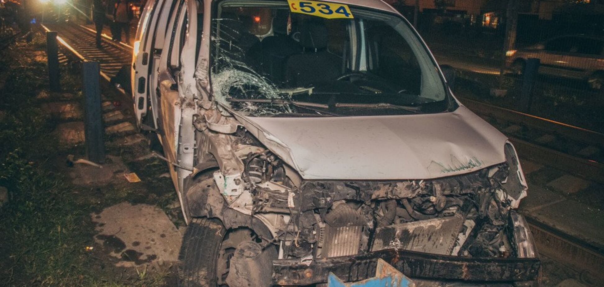 В Киеве пьяный таксист влетел в маршрутку: опубликовано видео с места аварии