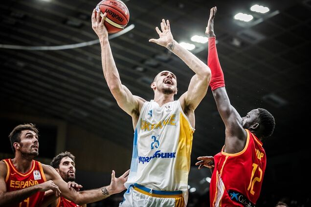 Баскетболист сборной Украины засадил Испании эффектный данк: опубликовано яркое видео