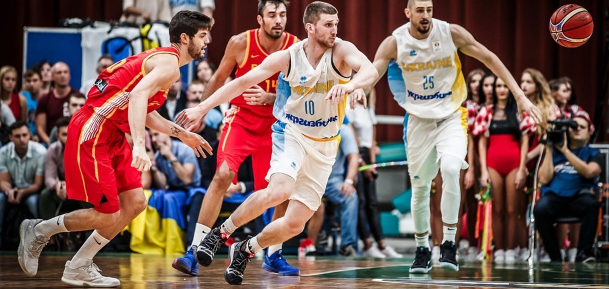 Сборная Украины по баскетболу эффектно разбила Испанию, собрав полный Дворец спорта
