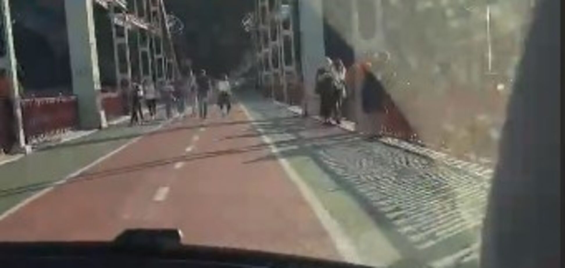 Промчали по пішохідному мосту в Києві: лихачі похвалилися відео поїздки, українці обурені