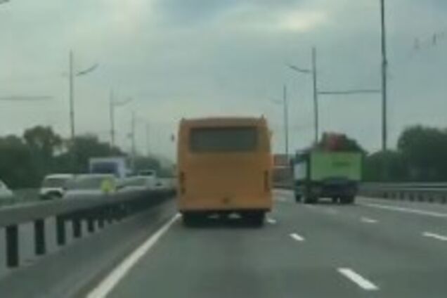 ''Призрачный гонщик'': в Киеве засняли несущуюся на огромной скорости маршрутку