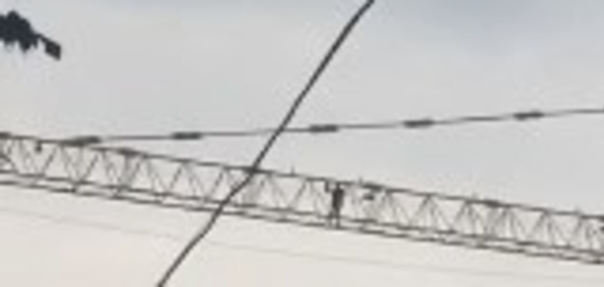 ''Обронил мозги'': в Киеве заметили бегающего по строительному крану подростка