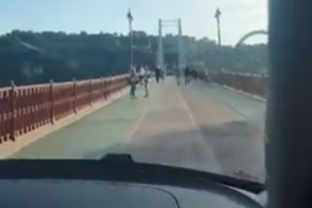 'Поступок - дно!' Дерзкая выходка автохама привела в ярость киевлян