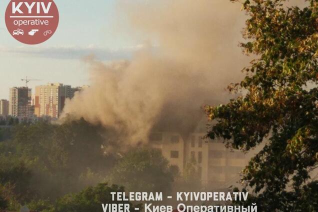 ''Дом разваливается на глазах'': в Киеве вспыхнул сильный пожар в новостройке