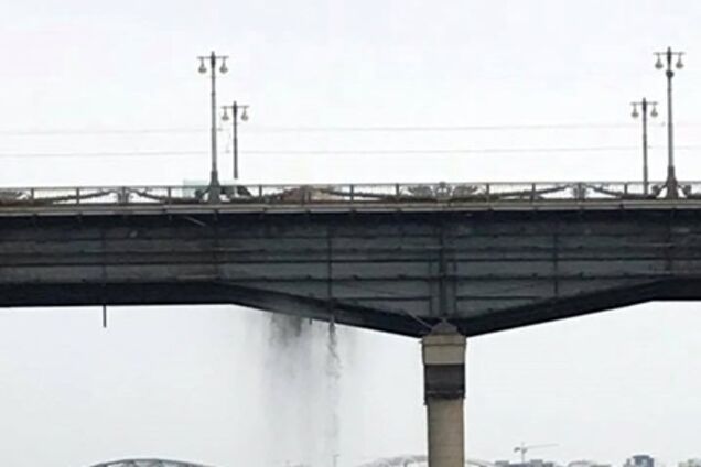 В Киеве мост Патона внезапно превратился в фонтан: видео курьезного ЧП