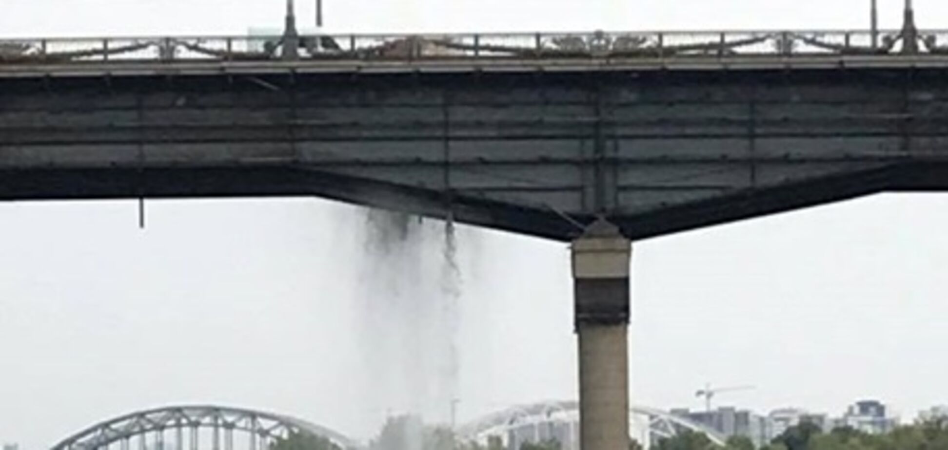 В Киеве мост Патона внезапно превратился в фонтан: видео курьезного ЧП