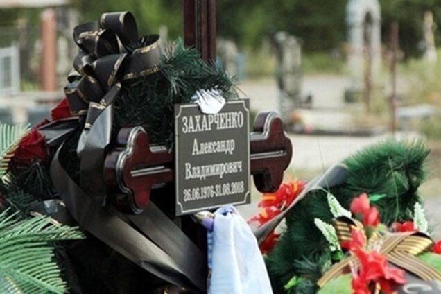 ''Захарченко жив?'' Жителей ''ДНР'' озадачила охрана на могиле главаря