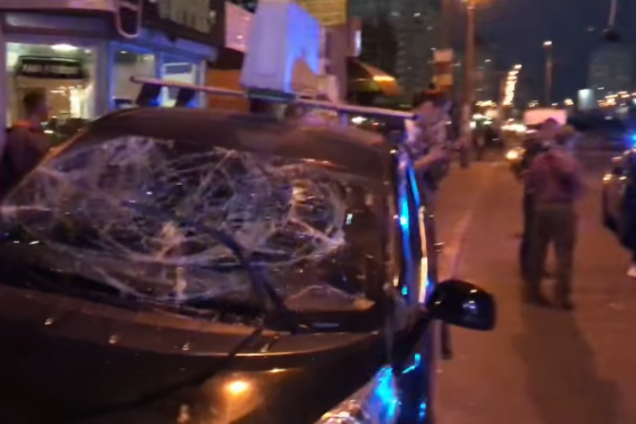 В Киеве такси влетело в остановку с людьми: подробности и видео