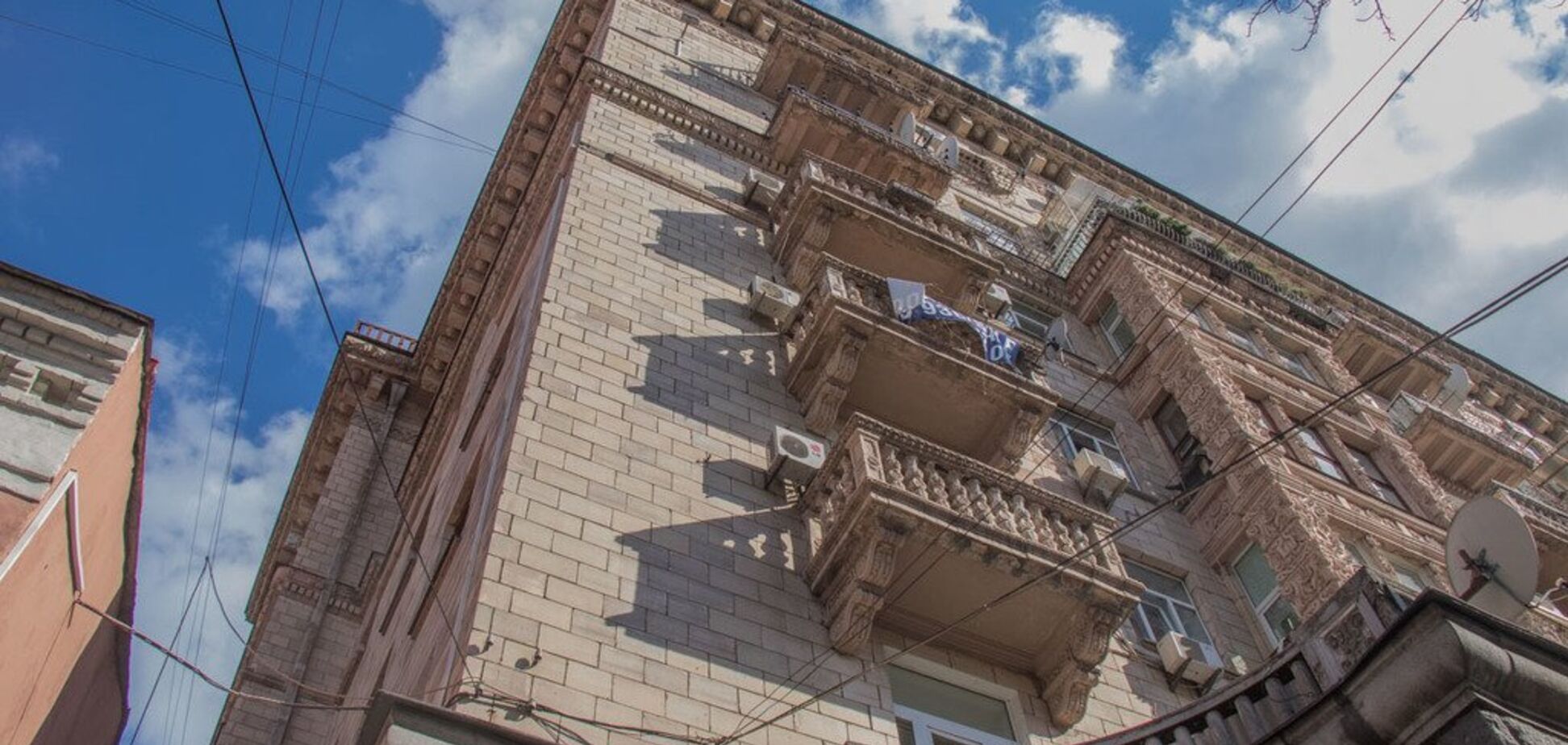 У Києві впала частина історичної будівлі: фото і відео