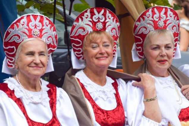 ''Кошелки старые!'' Сеть разозлили престарелые ''матрешки'' в Крыму