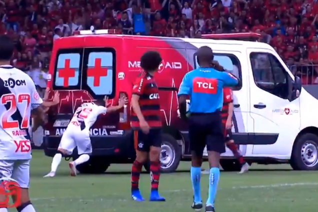 Футболистам на 'класико миллионов' пришлось выталкивать с поля машину скорой помощи