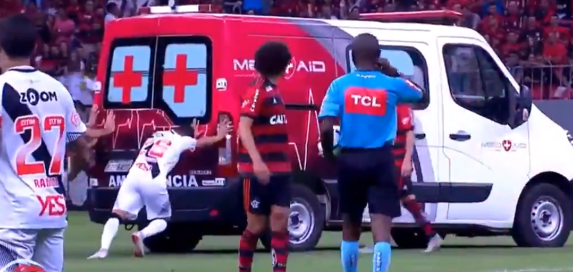 Футболистам на 'класико миллионов' пришлось выталкивать с поля машину скорой помощи
