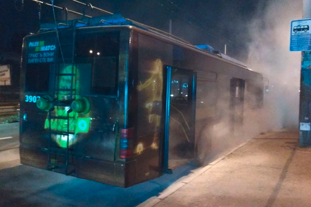 Салон в диму: в Києві тролейбус загорівся на ходу