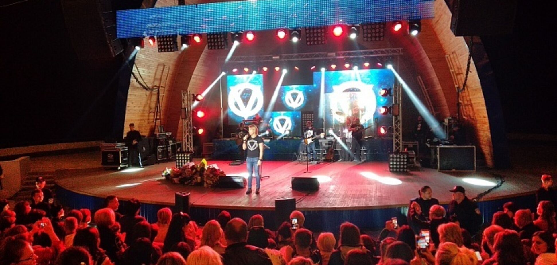 Винник порадував тисячі 'вовчиць' концертом у Житомирі: фото і відео
