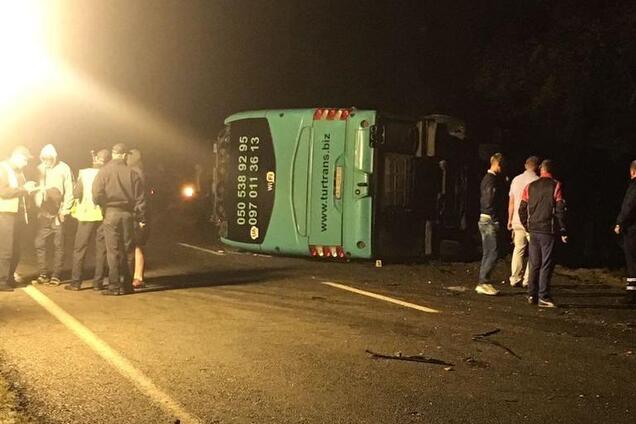 Легковушка перевернула автобус: на Львовщине произошло смертельное ДТП