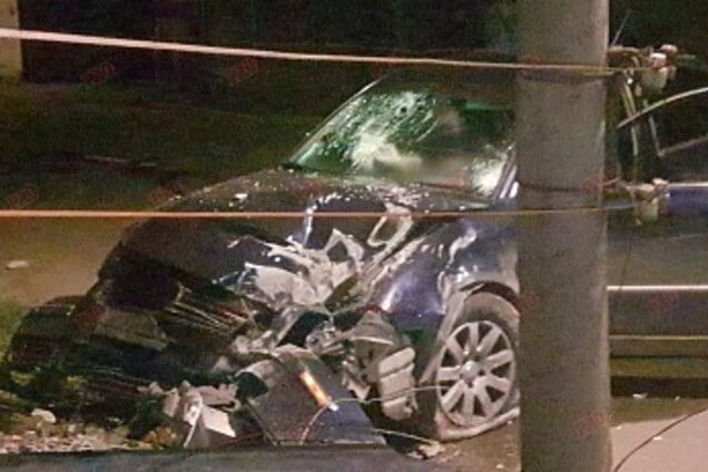 На запорожском курорте пьяный мужчина на элитном авто влетел в столб
