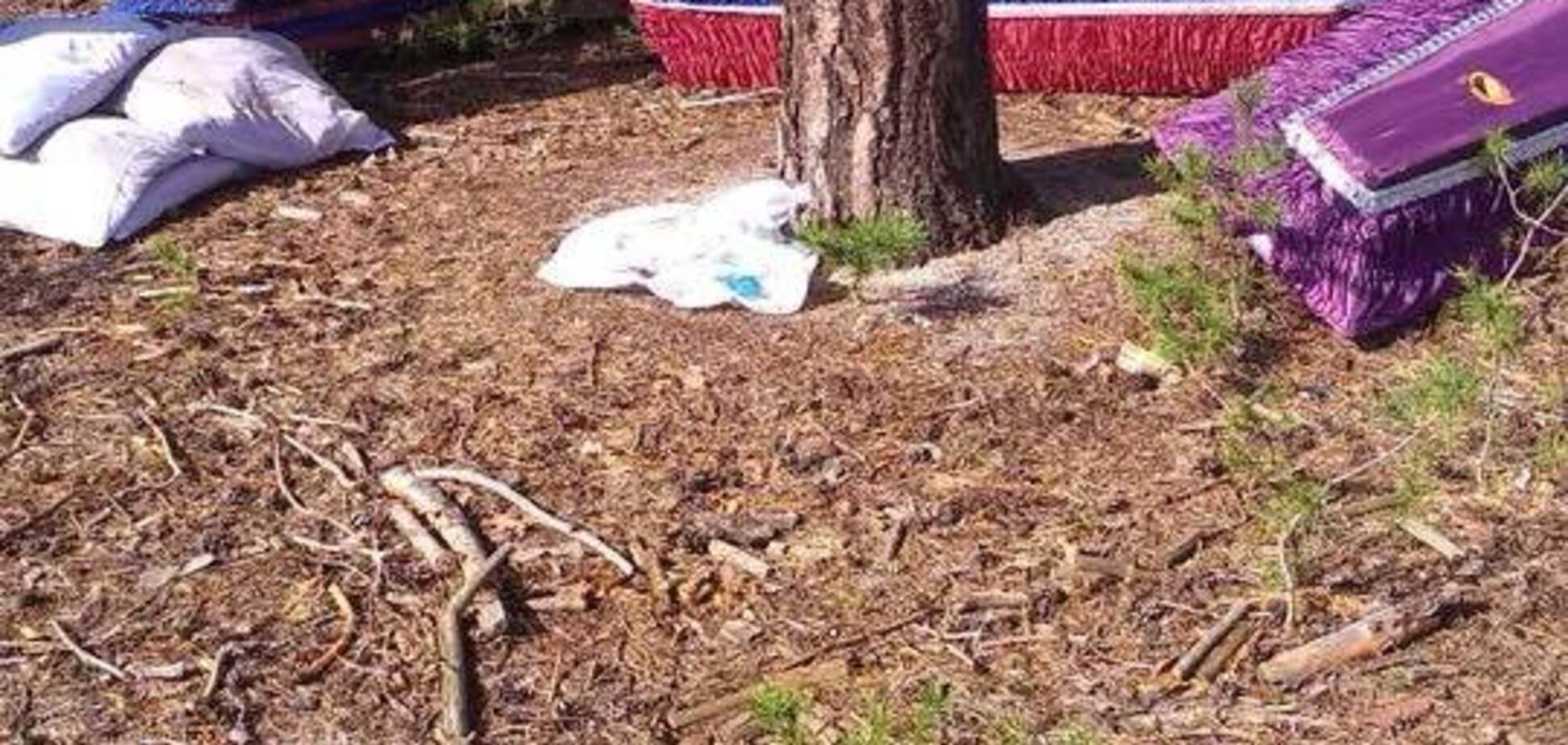 Открытые гробы и разрытые ямы: в лесу под Киевом обнаружили жуткую находку