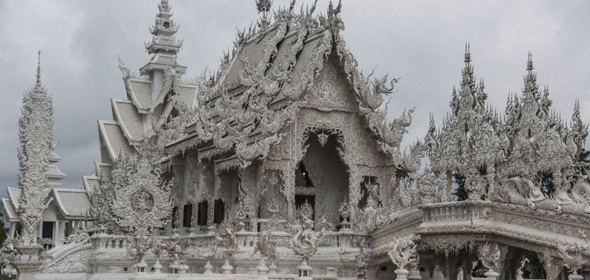 Ліпнина і каміння: як виглядає унікальний храм в Таїланді