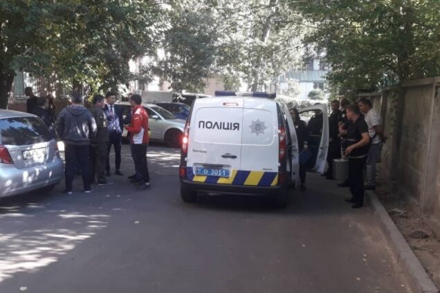 Портрет Гитлера и свастика: в Киеве полиция нашла офис бунтовщиков из-под ГПУ