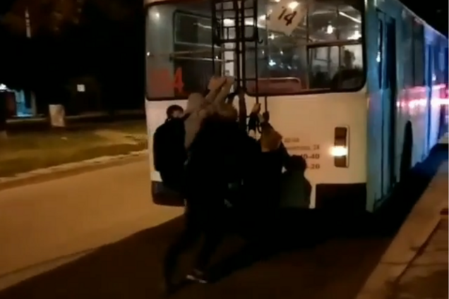 ''Премия Дарвина'': в Запорожье подростки сняли на видео зацепинг на троллейбусе