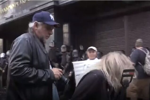 В Киеве в прямом эфире напали на журналистку: видео инцидента