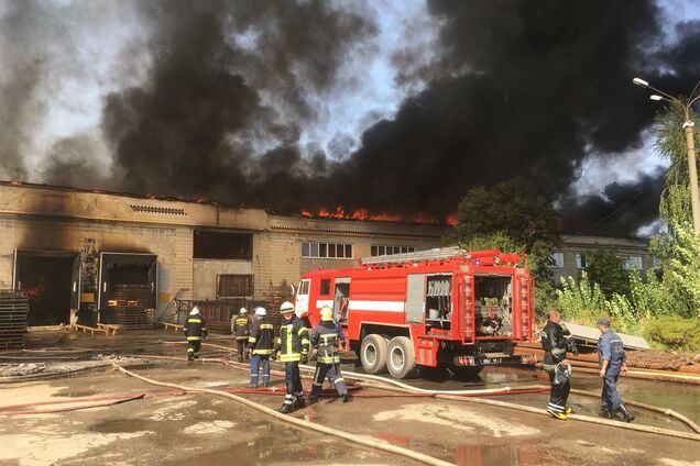 На фабрике в Житомире вспыхнул огромный пожар: видеотрансляция онлайн
