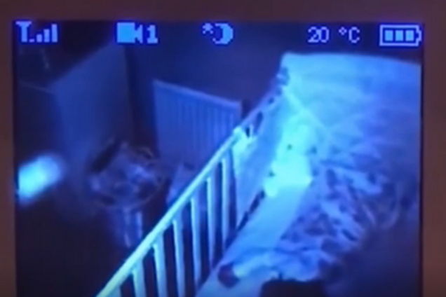 ''Это было жутко'': в Англии видеоняня в комнате ребенка зафиксировала страшный объект