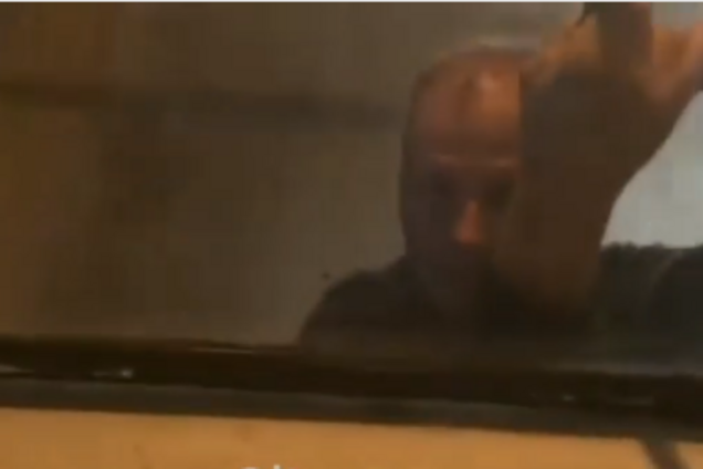 ''Льготный проезд?'' Сеть удивило видео с пенсионером-зацепером в Запорожье