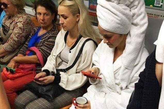 ''В поисках горячей воды'': в метро Киева заметили пассажирку в халате