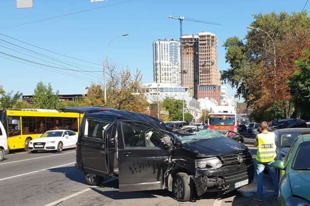 Водія вирізали з авто: у Києві сталася масштабна ДТП із п'ятьма автомобілями