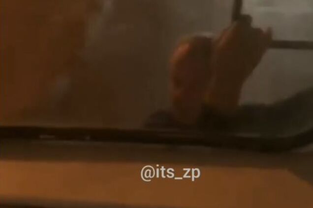 В Запорожье пожилой мужчина выбрал необычный метод проехать на троллейбусе (ВИДЕО)