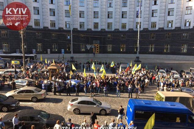 Центр Киева блокировали сотни авто на еврономерах