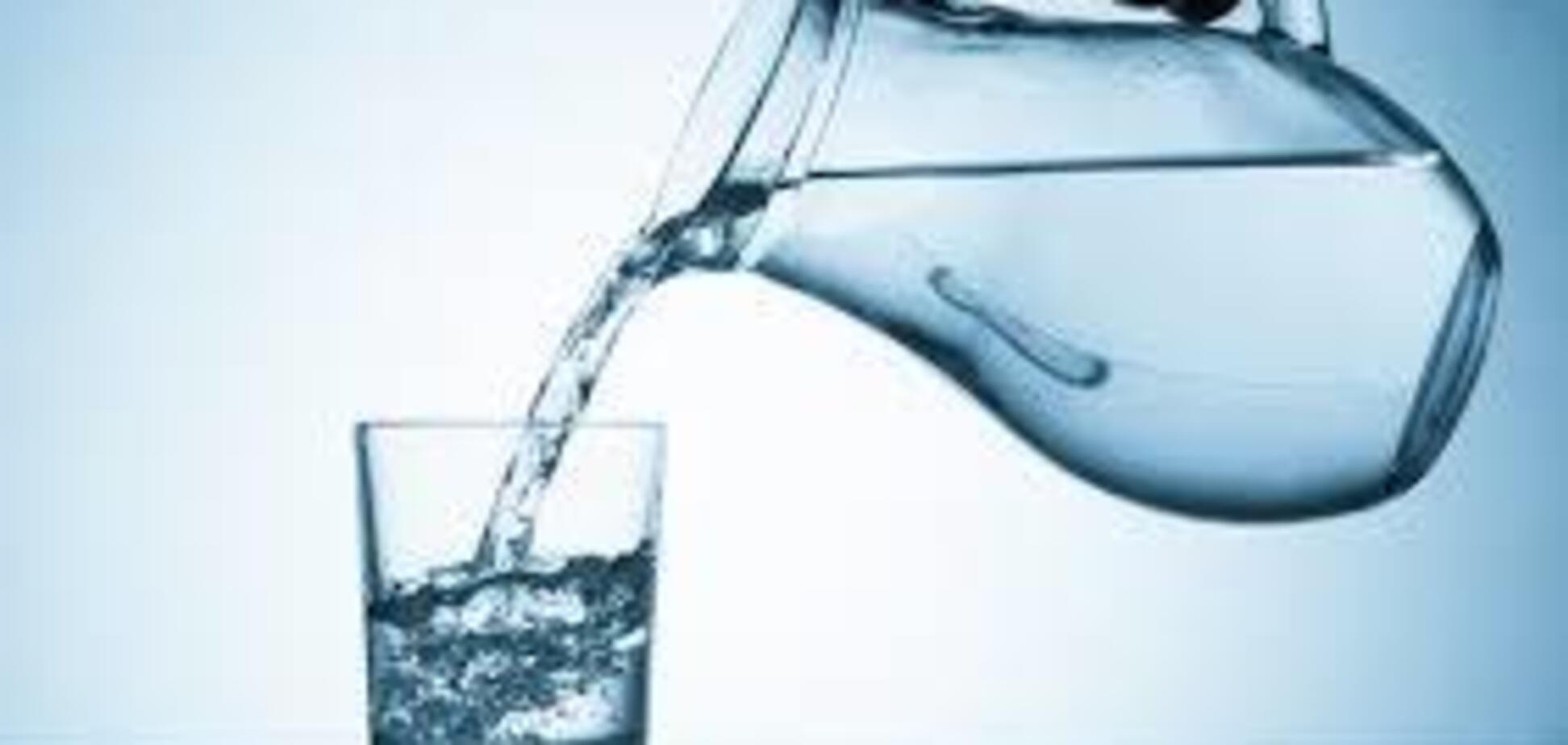 Скільки води пити протягом дня і коли: реальні поради