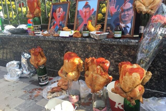 'Бог любит троицу': в Киеве возле посольства России курами помянули Кобзона и Захарченко