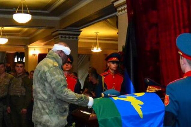 Захарченко точно мертв? На похоронах главаря 'ДНР' заметили подозрительную деталь